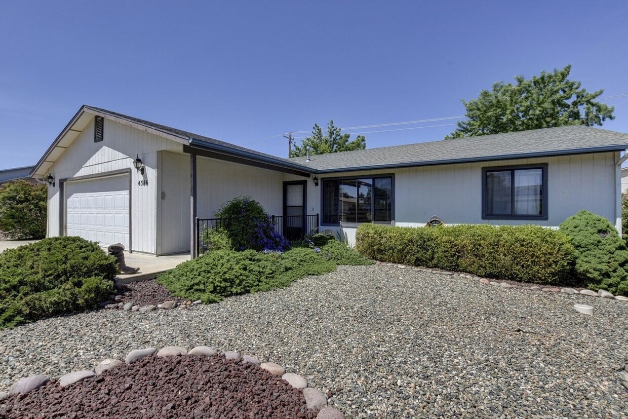 Building Photo - Cute 3 Bedroom 2 Bath 2 Car Garage Home in Prescott Valley