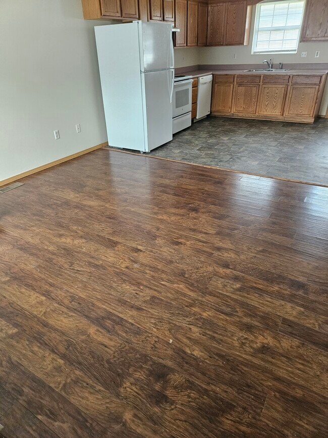 Foto del edificio - 3132 W Commercial St