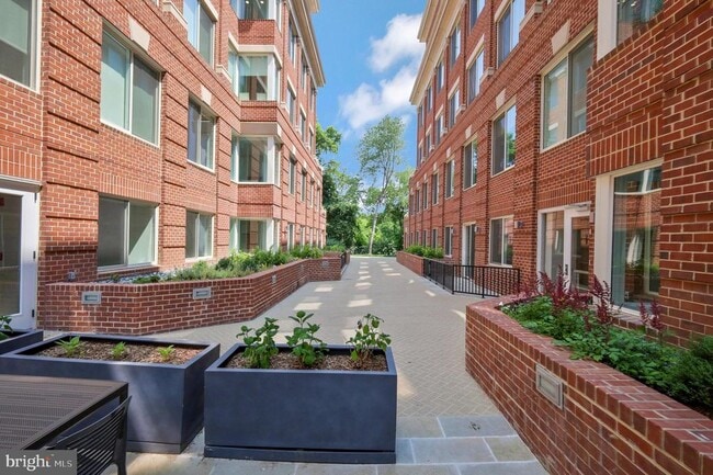 Building Photo - 635 Slaters Ln