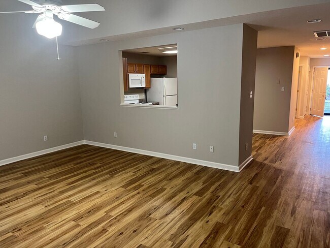 Building Photo - Farragut 2BR 2BA, 2 Car garage one-level c...
