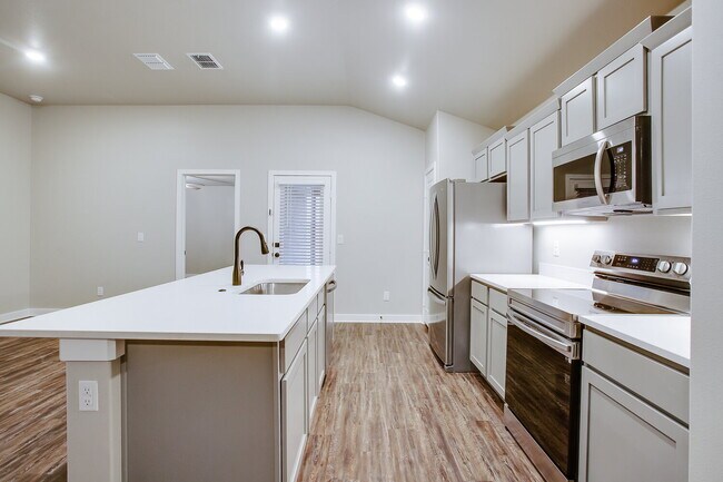 Building Photo - Beautiful 3/2/2 Tiffany Floor Plan