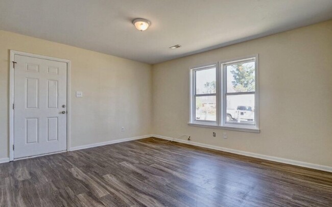 Building Photo - 1106 E Stewart Cir