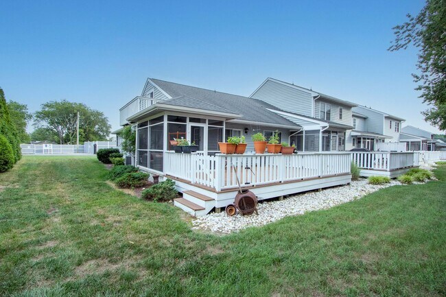 Foto del edificio - For Rent – Beautifully Updated Townhome in Gull Point a Waterfront Community