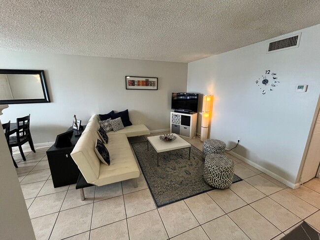 Building Photo - Spacious 1 Bedroom/1,5 Bathroom furnished ...