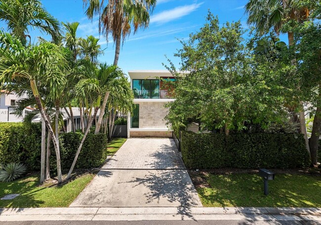 Building Photo - 247 Palm Ave