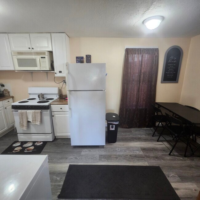 Building Photo - 457 Vineyard Ave