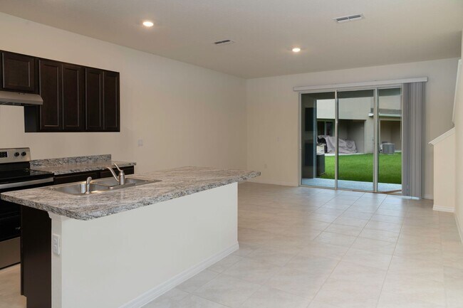 Foto del edificio - Nice 3/2.5 Townhouse with 1-Car Garage in Atria at Ridgewood Lakes FOR RENT !!!!
