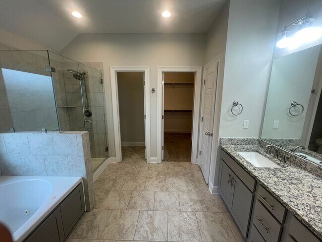 Building Photo - 814 Abita Chase