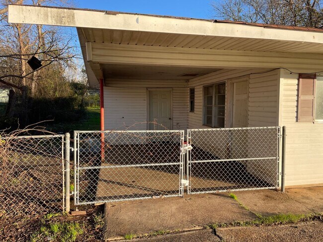 Building Photo - 3 Bedroom Home