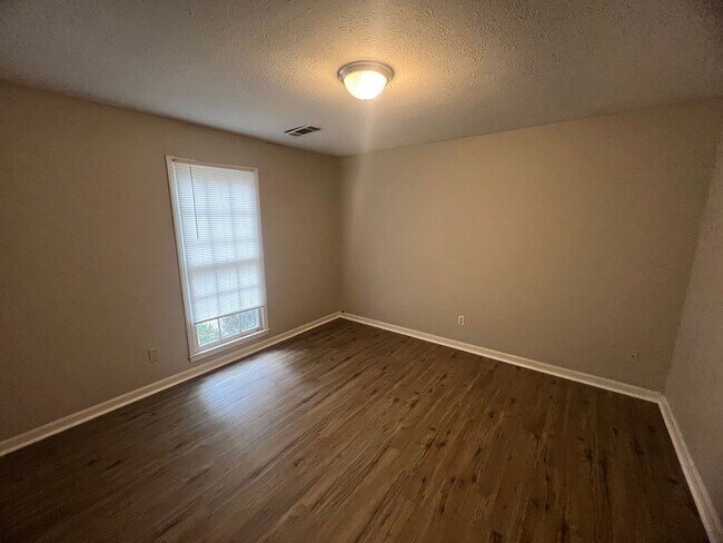 Building Photo - Nice 2bd 1ba duplex with lake view