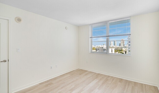 Building Photo - 1500 Bay Rd