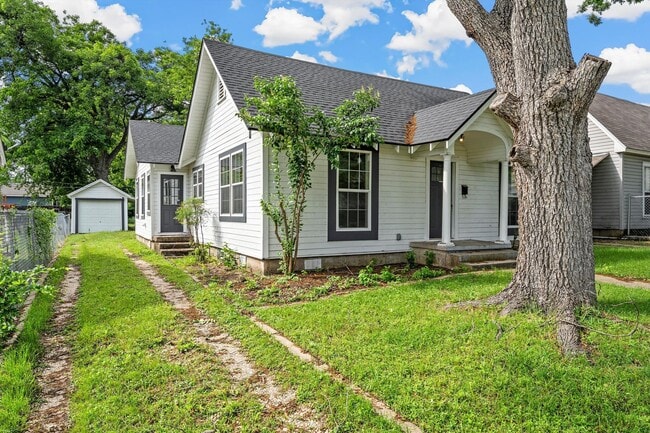 Building Photo - Beautifully Updated 2/2 Cottage - Available now!