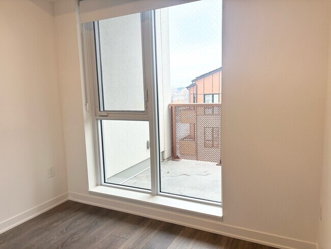 Photo du bâtiment - 1 BED + DEN - 1 BATH - BRAMPTON - CONDO