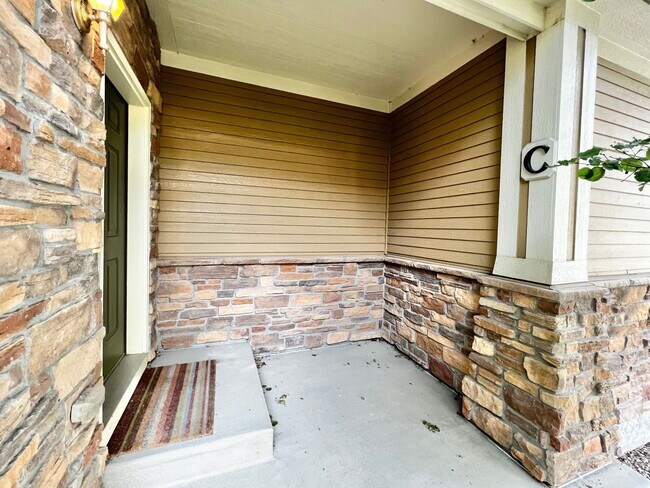 Building Photo - Spacious 2 Bed, 2 Bath Available Now – Com...