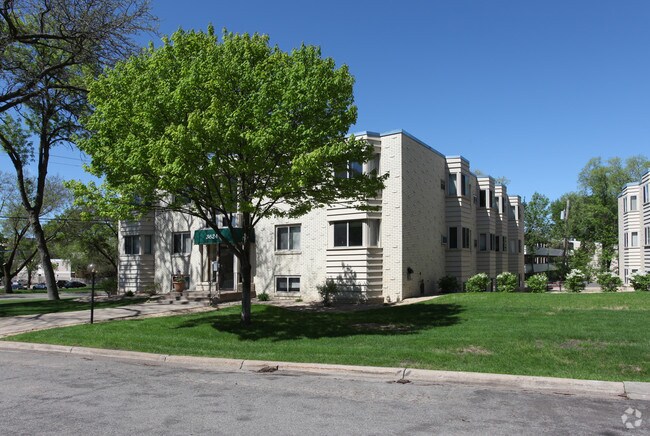 Foto del edificio - Lynn Plaza Apartments
