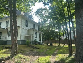 Building Photo - 17 Crescent Dr