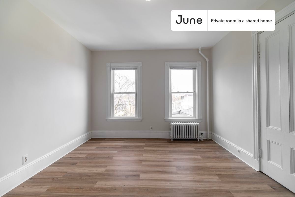 Foto principal - Private bedroom in 3 bed/1 bath Home