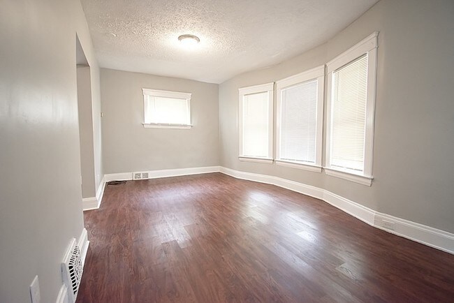 Foto del edificio - 3123 E 98th St