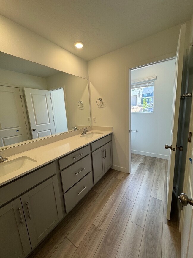Foto del edificio - 2484 Wildwood Ln