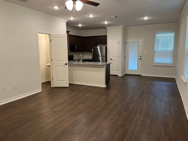 Building Photo - SW San Antonio Townhome Available Today