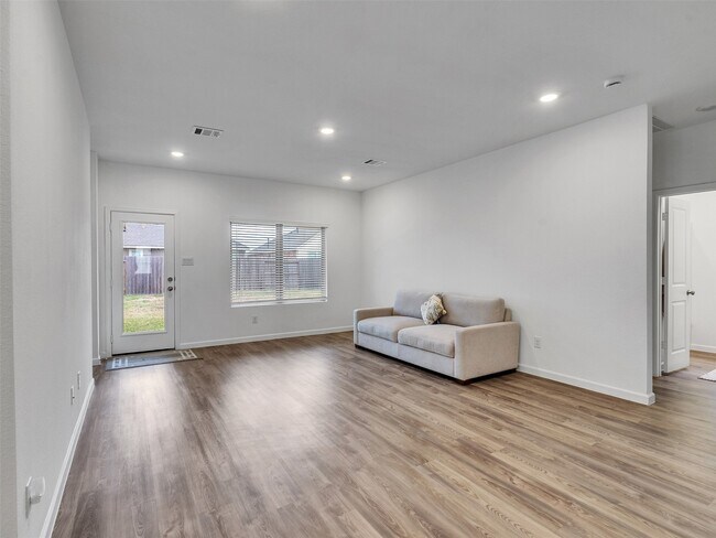 Foto del edificio - 3712 Windy Brk Rd