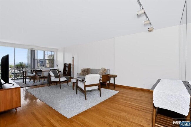 Building Photo - 301 Beech St