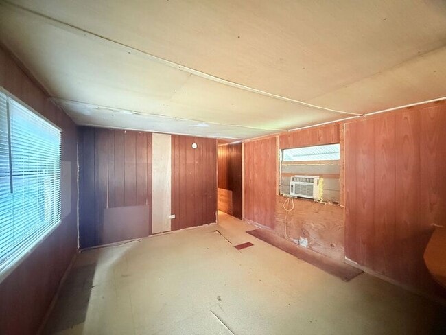 Building Photo - 531 Amber St