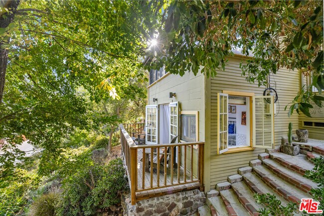 Foto del edificio - 913 Fernwood Pacific Dr