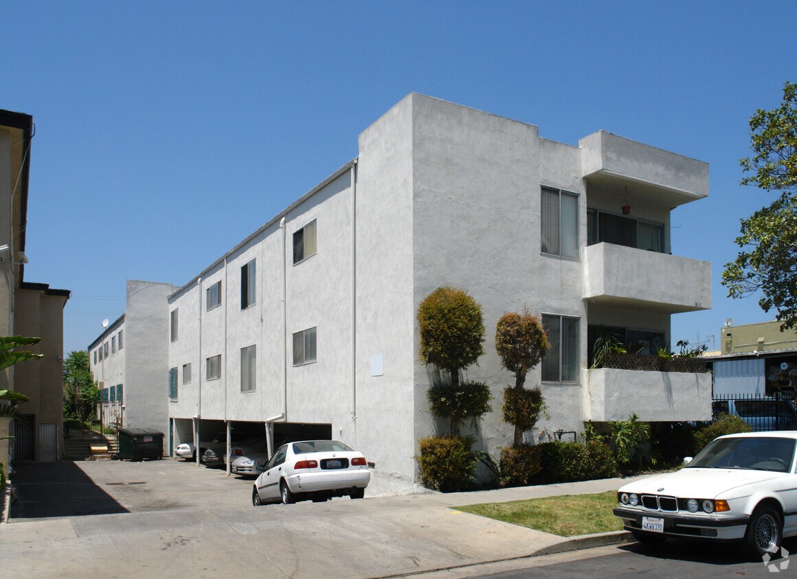 Primary Photo - 1415 S Point View