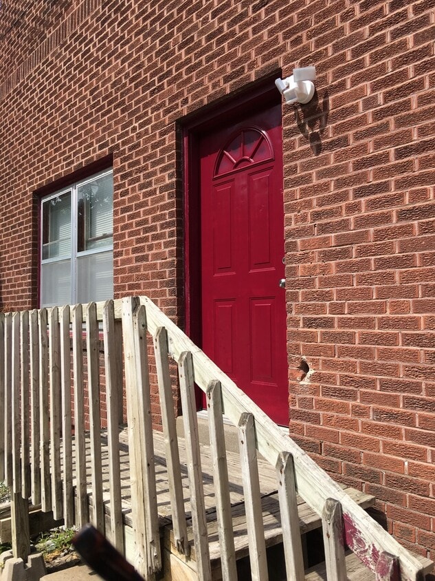 Primary Photo - 201-203 W. Washington Triplex/Trailers