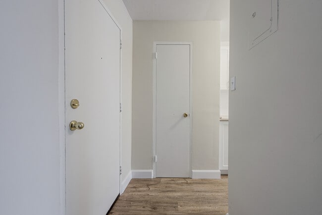 Building Photo - Queenston Apartments