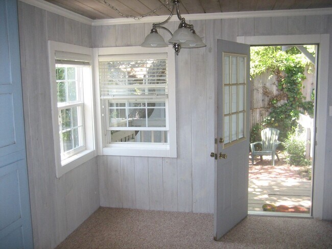 Building Photo - 1Br/1Ba Cozy Cottage Studio with Lots of Y...