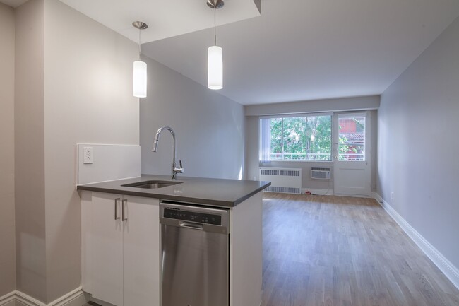 Building Photo - 3460 Rue Durocher