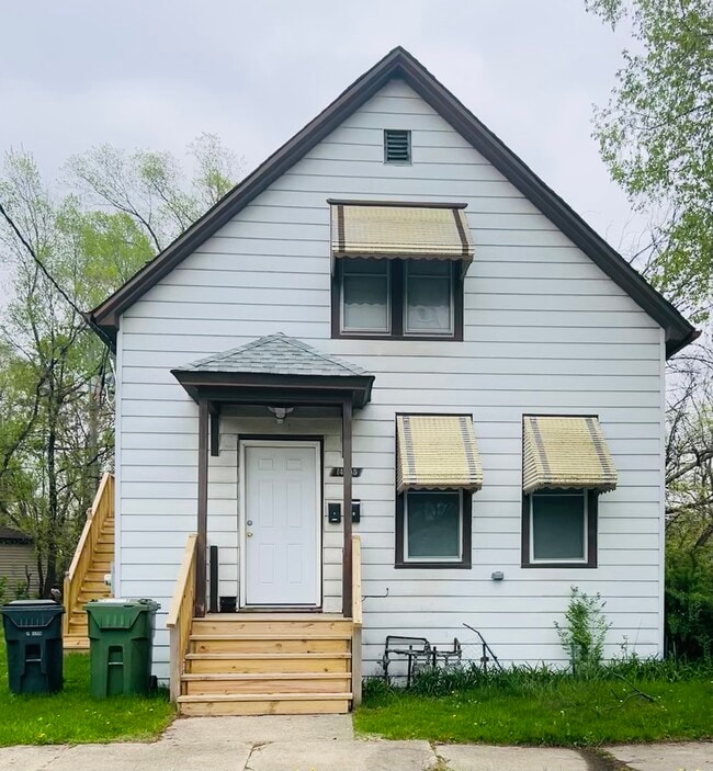 Building Photo - 14305 Irving Ave Unit 2