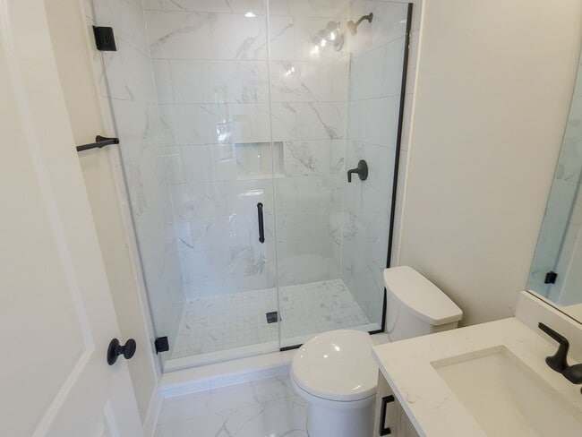 Building Photo - 1405 W Belden Ave