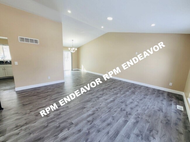 Foto del edificio - "Stunning 3-Bed Home with Modern Finishes, Spacious Yard, and Quiet Cul-De-Sac Location!"