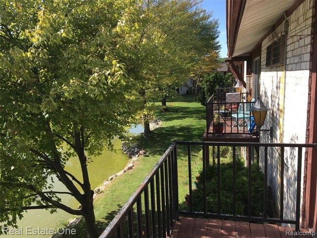 Foto del edificio - 7595 Woodview St