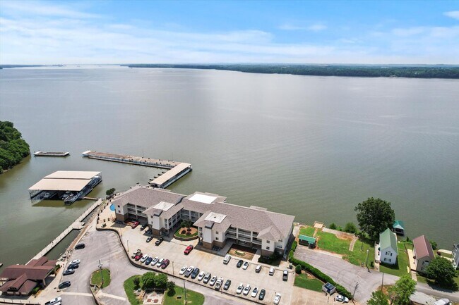 Foto del edificio - Riverfront Living with Spacious Layout and...