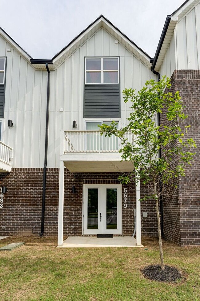 Building Photo - 5679 Sofias Cir