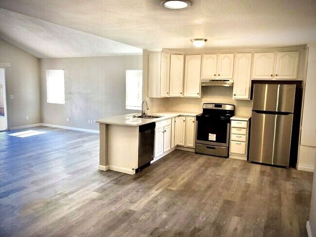 Building Photo - Beautiful Home Ready for Move-in