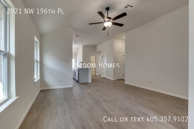 Foto del edificio - 2921 NW 196th Pl