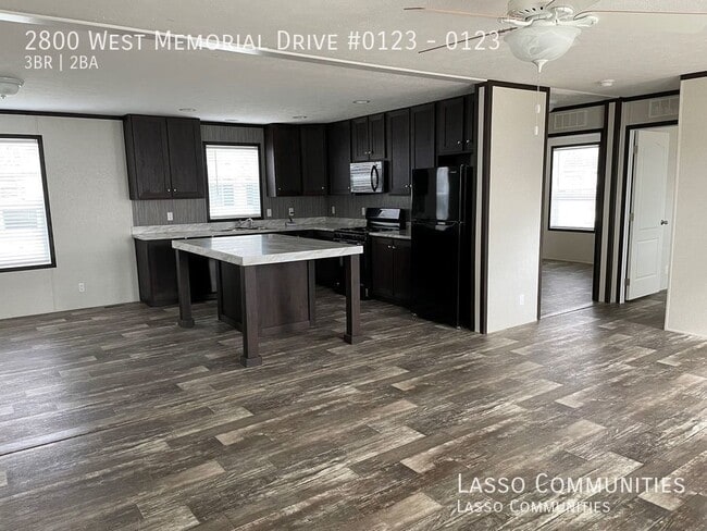Building Photo - 2800 W Memorial Dr