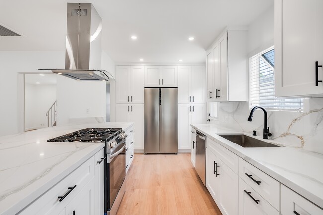 Building Photo - 4444 Cedros Ave