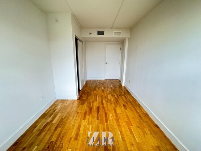 Foto del edificio - 310 Clarkson Ave