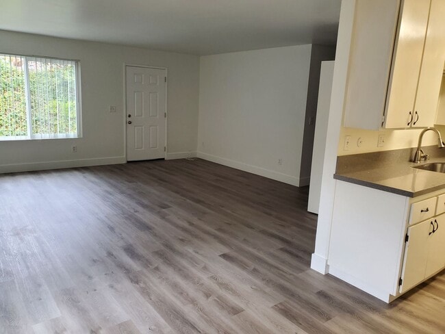 Building Photo - UTC townhouse - 3br/2ba end unit