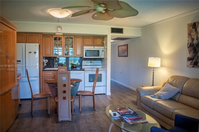 Building Photo - 4501 Martinique Way