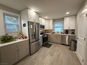 Building Photo - 20 Van Dyke Pl