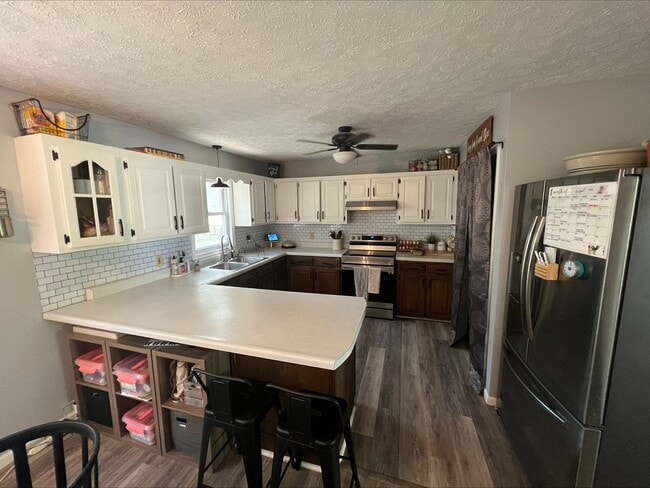Building Photo - Beautiful Country Home with Acreage