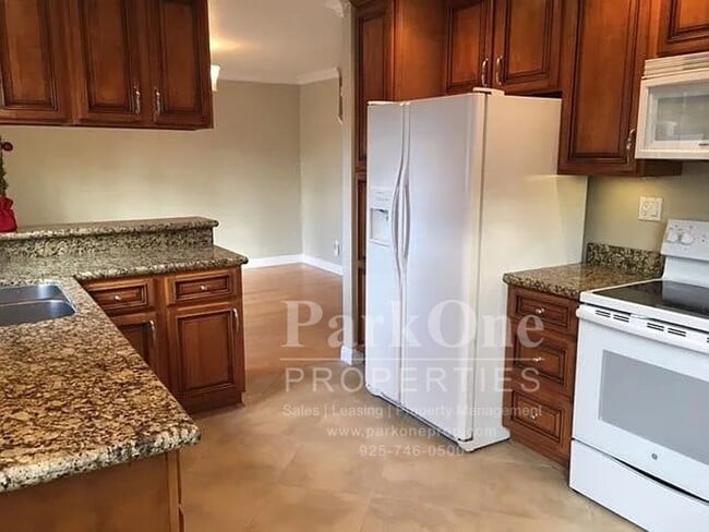 Building Photo - Nicely Updated Townhouse in Concord Availb...