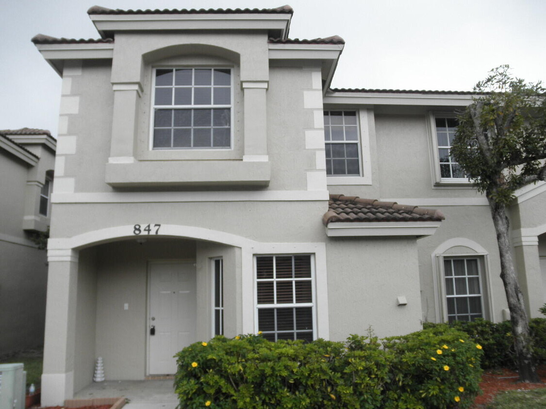 Foto principal - 847 Summit Lake Dr